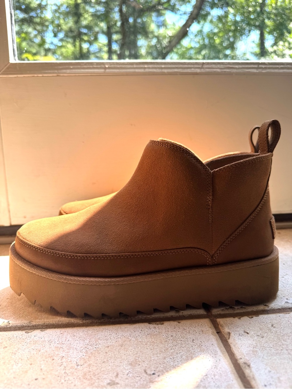 UGG Neumel Platform Chelsea Boots – Chestnut – Women’s Size 9